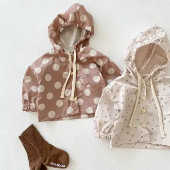 Весенне-летняя легкая ветровка для малышей, однобортная куртка с капюшоном для маленьких девочек, пальто в горошек с длинными рукавами для новорожденных 0-36 месяцев