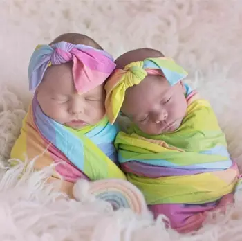 Новорожденную девочку пеленают в цветочек, обертывают одеялом, мягким спальным мешком + набором повязок на голову